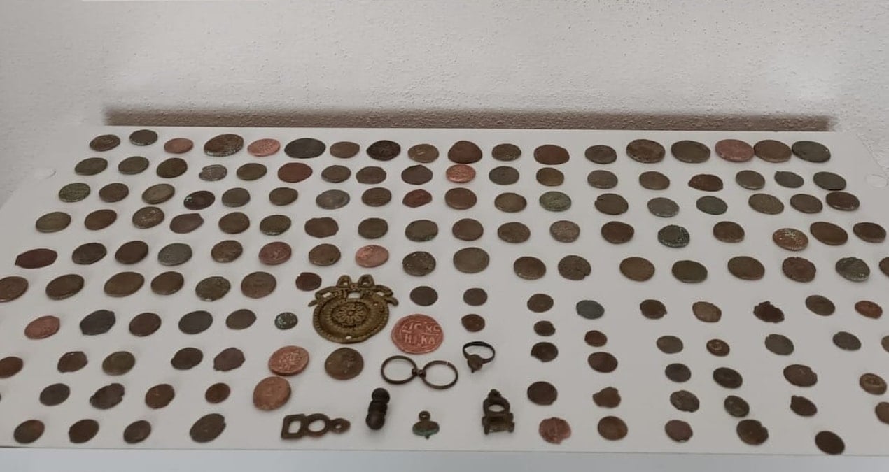 mersinde-roma-ve-bizans-donemlerine-ait-70-sikke-ele-gecirildi-dZMCgixD.jpg