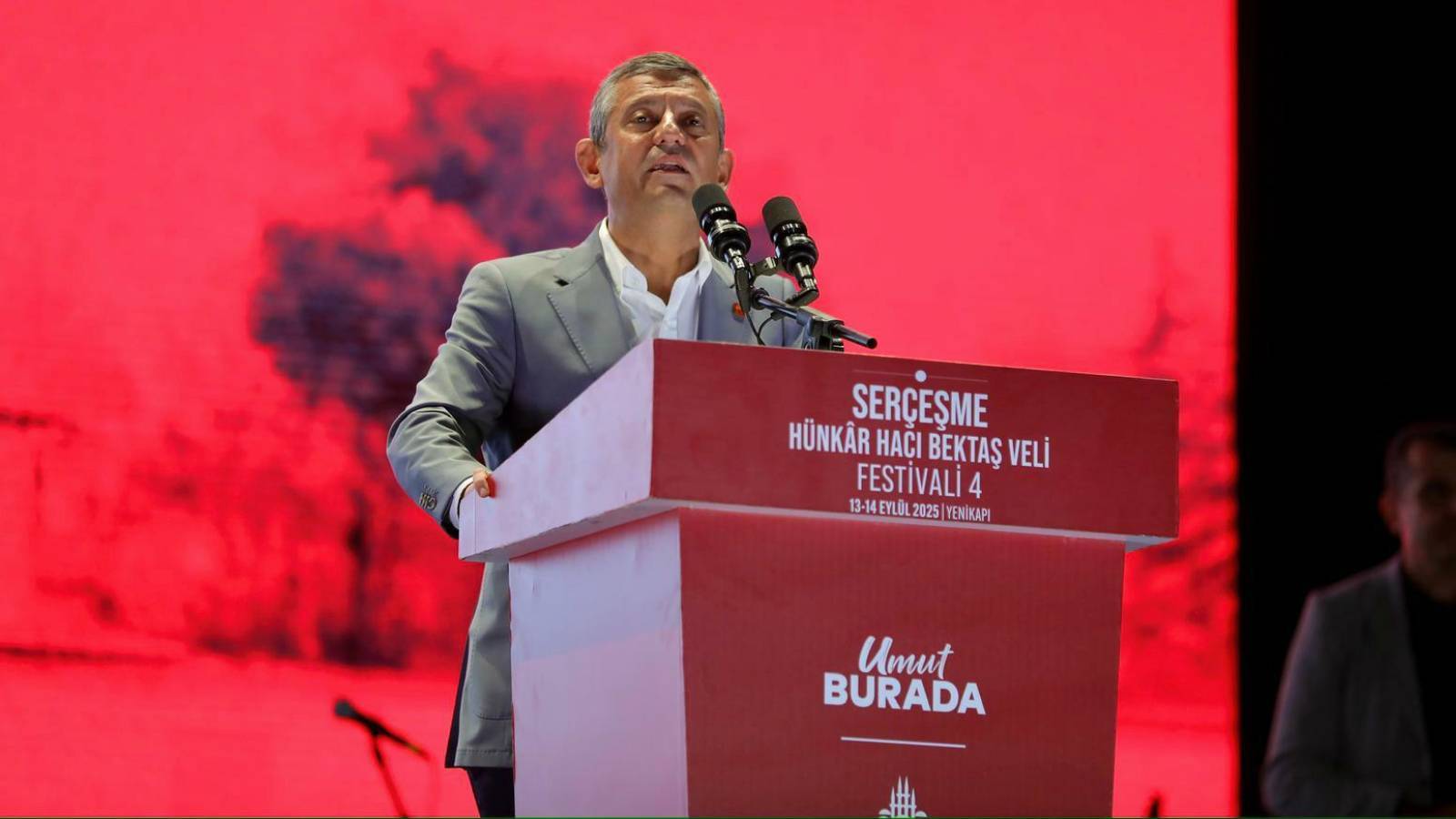 ozgur ozelden erdogana gonderme bu ulke bir olalim iri olalim diri olalim sozunu laf olsun diye soyleyenlerle degil bunun geregini yapanlarla kurtulacak KWf2xdyq