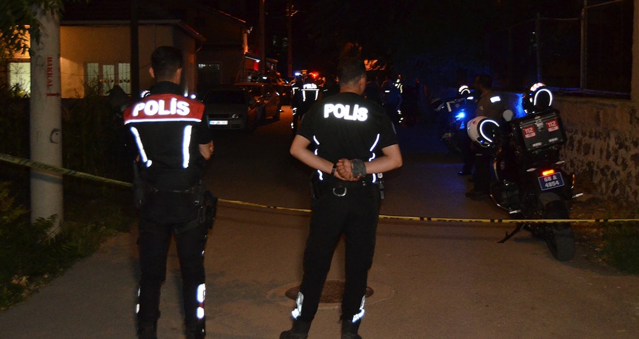 sokak ortasinda dehset annesi kardesi ve komsusunu vurup intihara kalkisti IEwwP6Qw