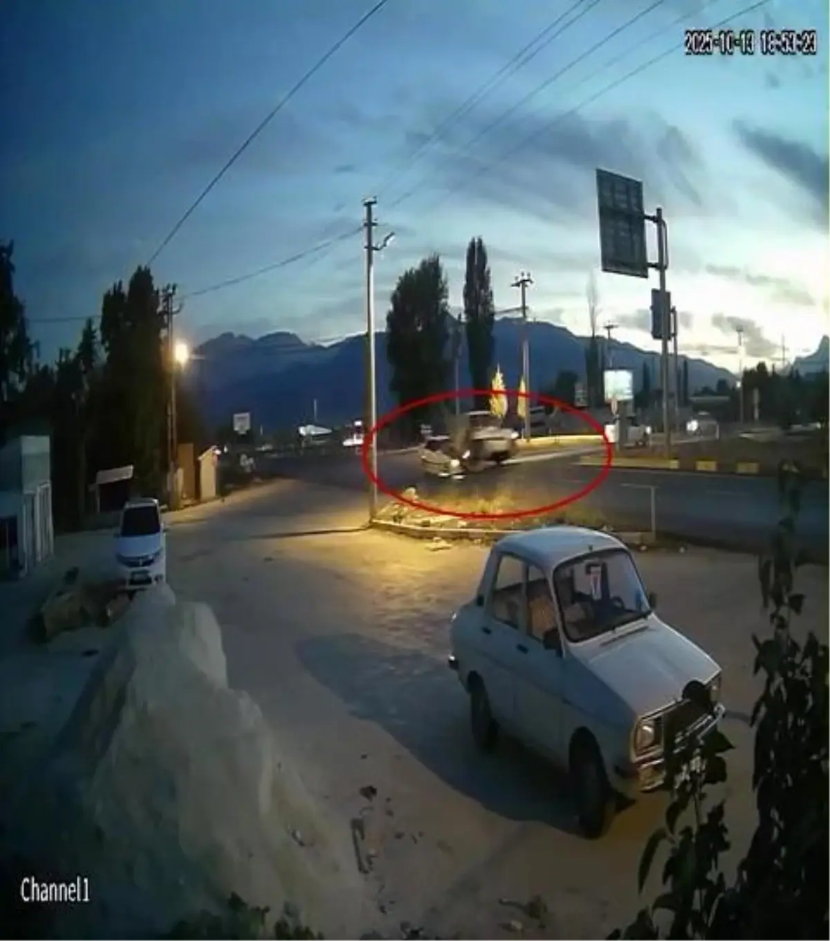 antalyada hafif ticari arac ile otomobil carpisti 4 yarali vhuFRxiZ.jpg