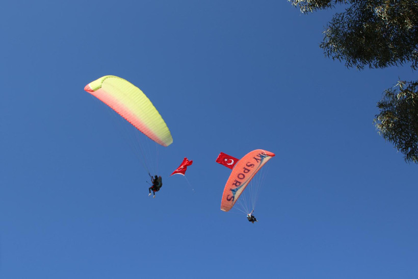 Antalya'da Paraşüt Gösterisi
