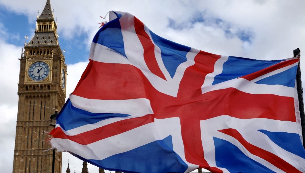 ingilteredecamiye saldiri icinde iki kisi varken atese verdiler GDXasGmj