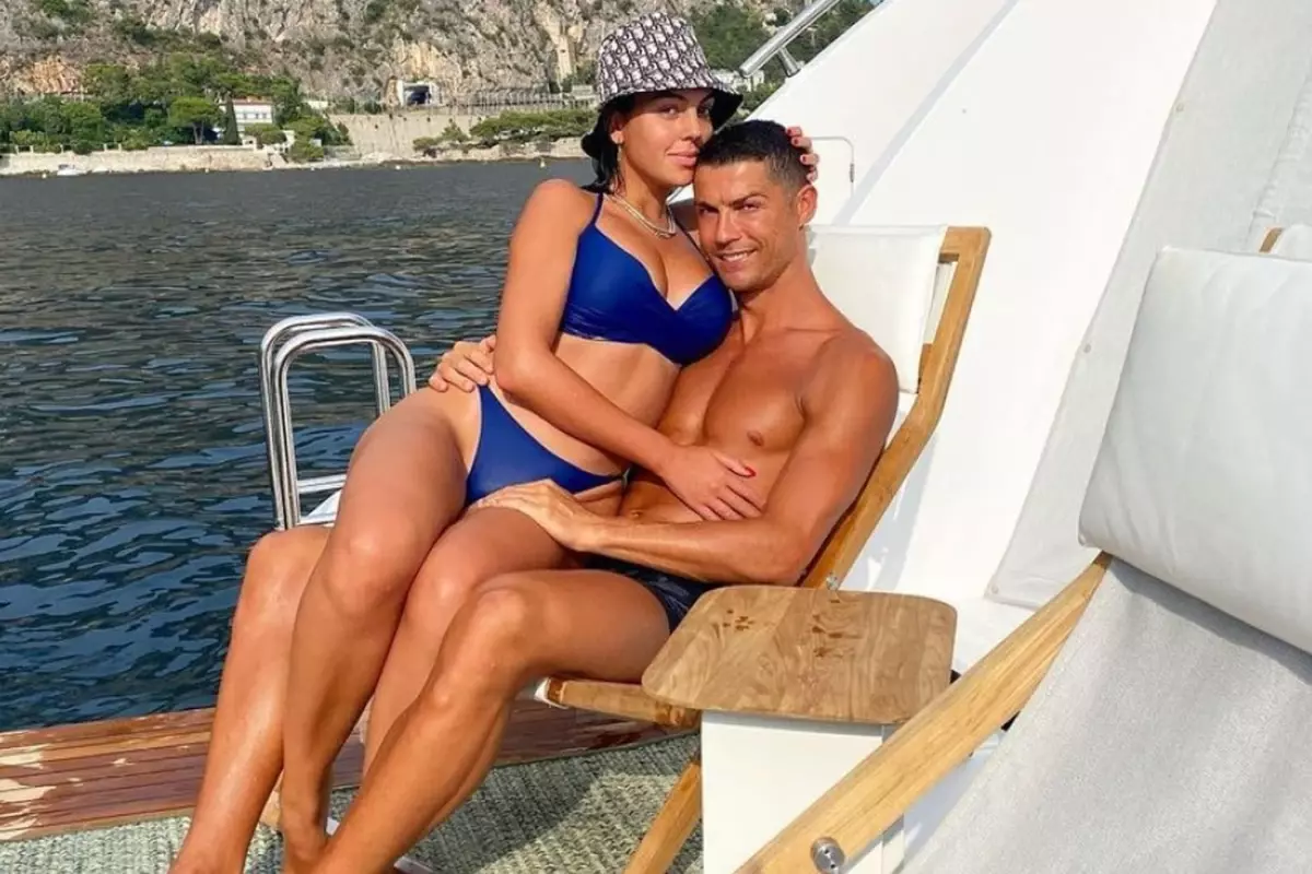 cristiano ronaldodan sevgilisine servet degerinde yuzuk pFJm84RO.jpg