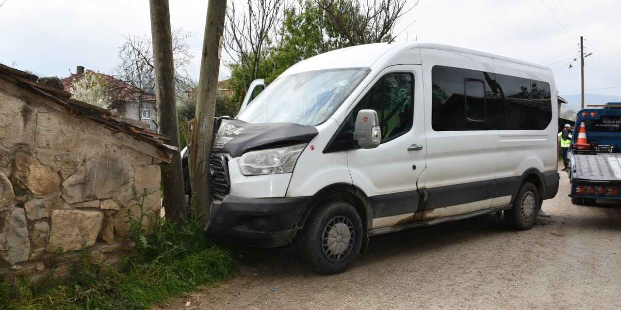 Vezirköprü’de Öğrenci Servisi Elektrik Direğine Çarptı, Yaralılar Var!