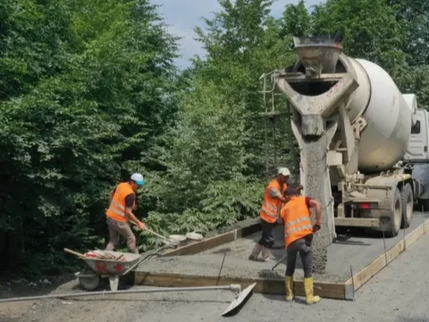 Orduda uc ilceyi birlestiren yolda beton hamlesi VnnzBVp2