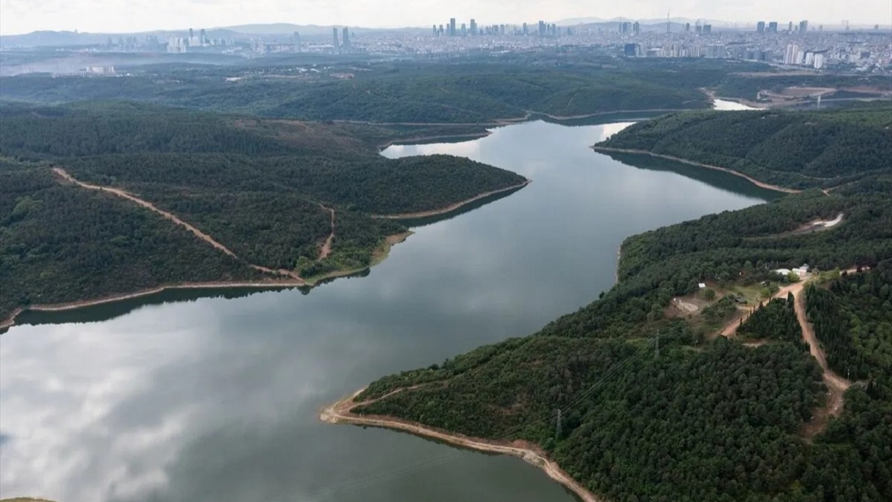 Sicaklar bastirdi istanbulun suyu eridi hic su girmezse 5 aylik suyu var NJnwS2E2